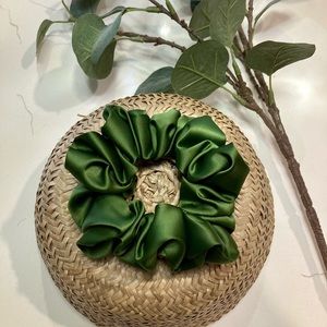🌸 2/15$ Green Satin Scrunchie